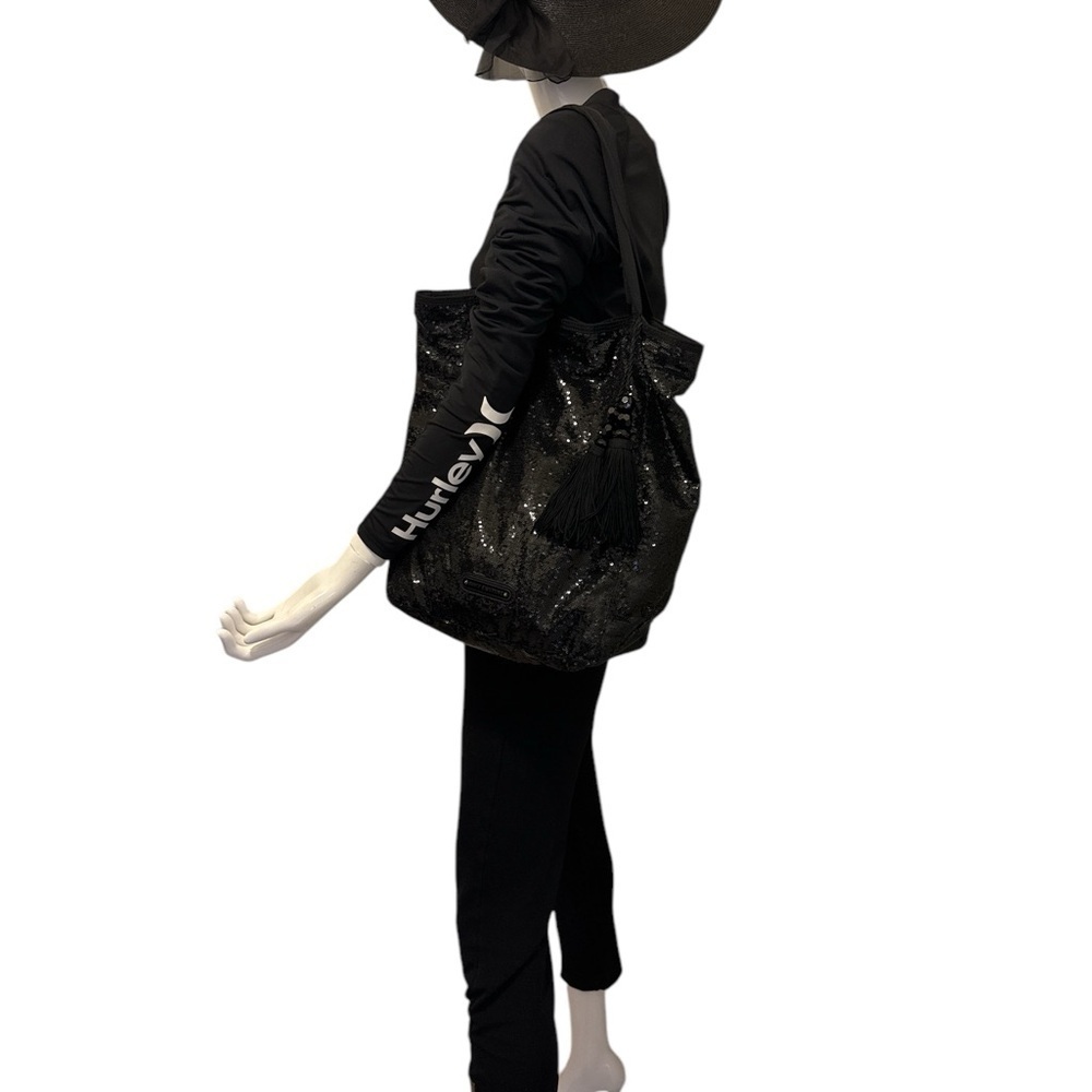JUICY COUTURE BLACK
SEQUIN SABRINA TOTE BAG
ORG. $148.00 new conditions